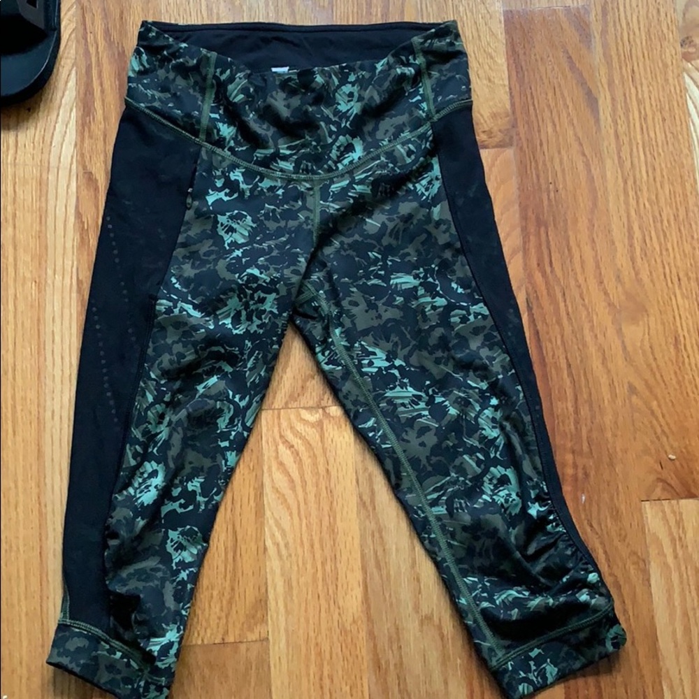 Lululemon cropped camo work out pants